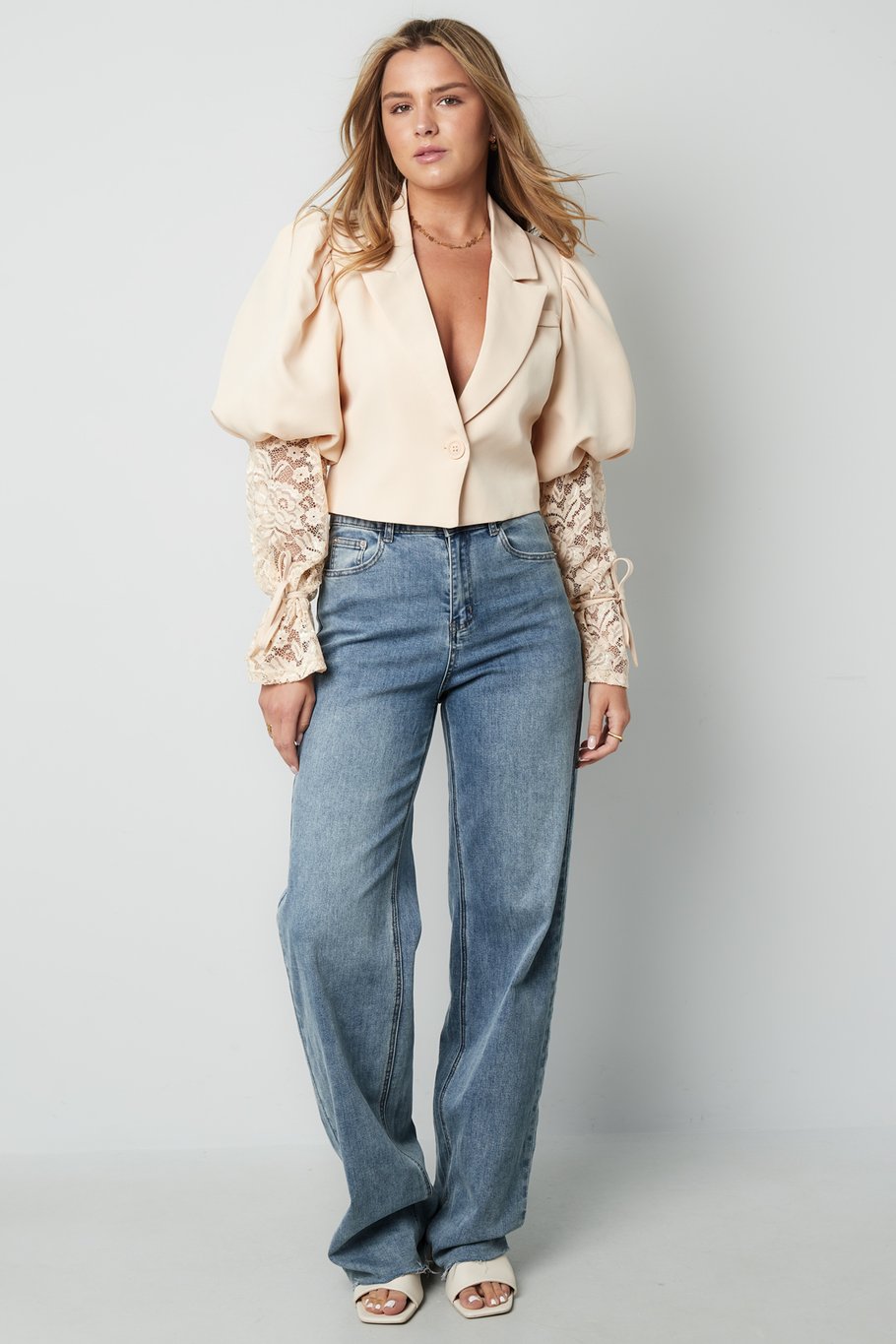 Trendy korte blazer met kant