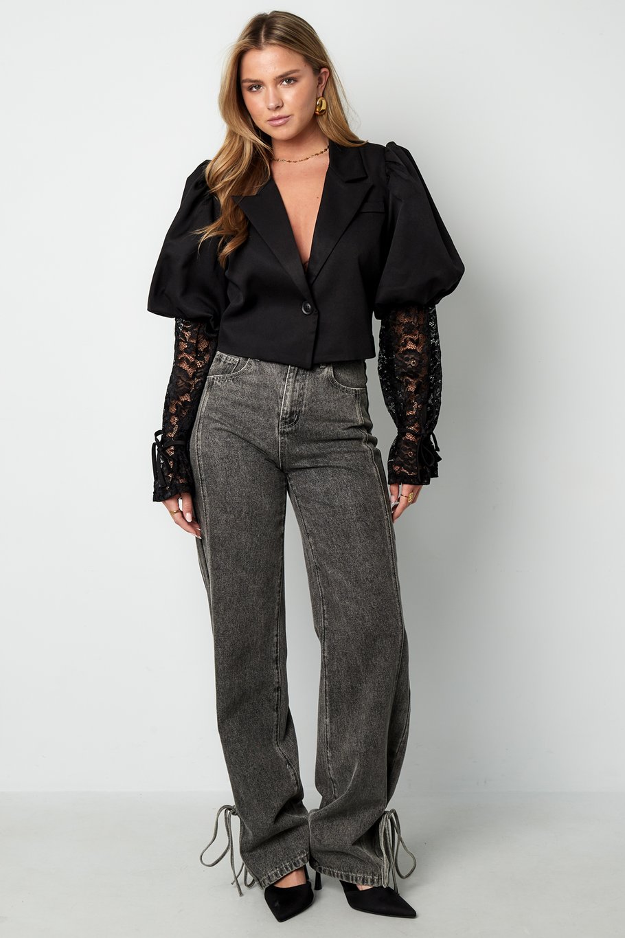 Trendy korte blazer met kant