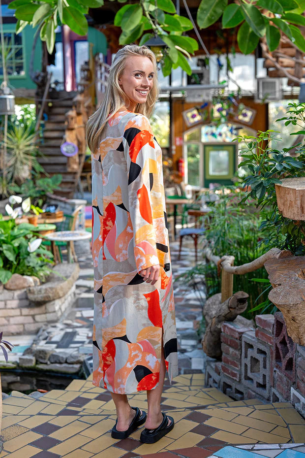 Bambus-Maxikleid mit abstraktem Print | V-Ausschnitt & Gehschlitze | Beige, Limette & Koralle