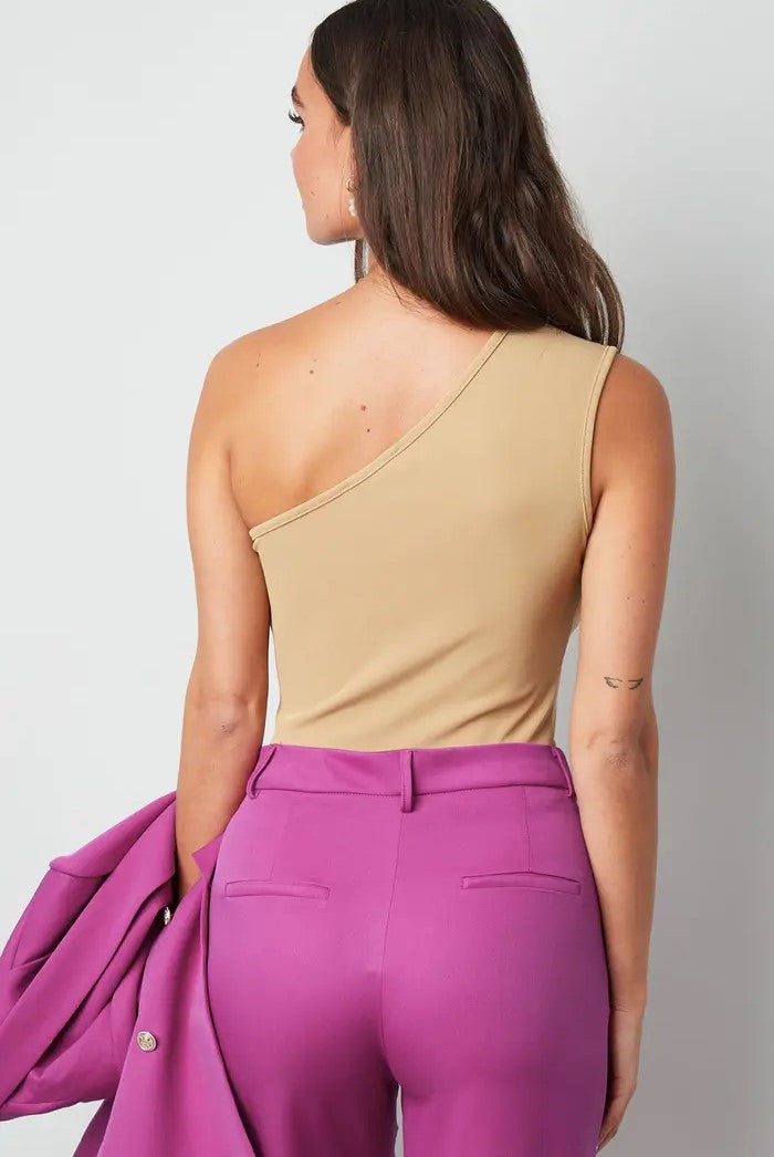 One-Shoulder-Top mit Cut-Out | Enganliegend & Luftig