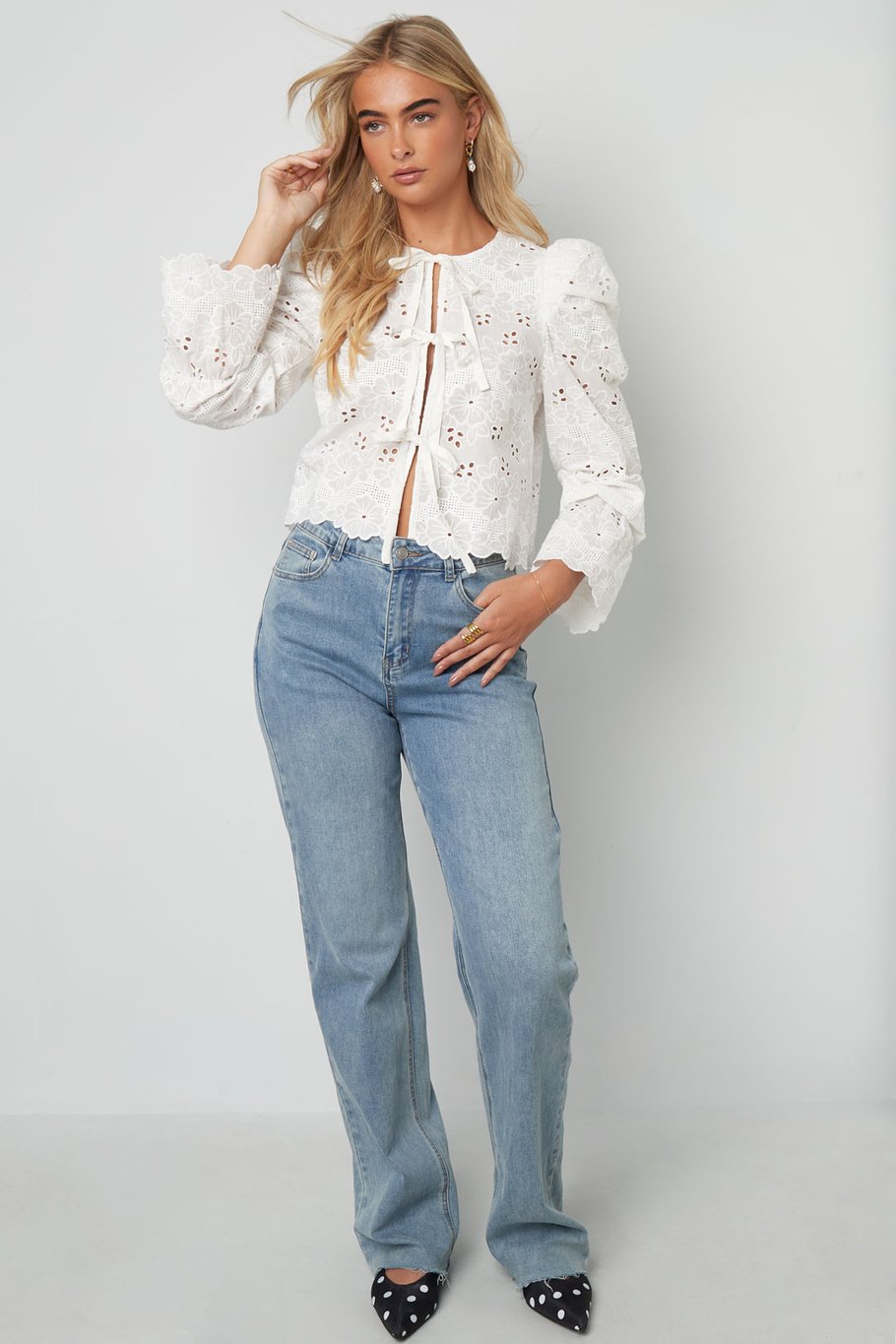 Kanten broderie top met strikken