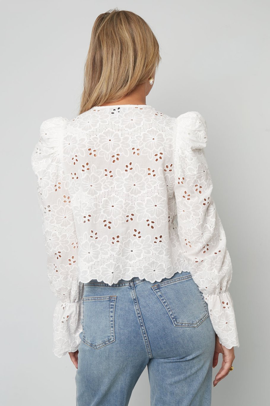 Kanten broderie top met strikken