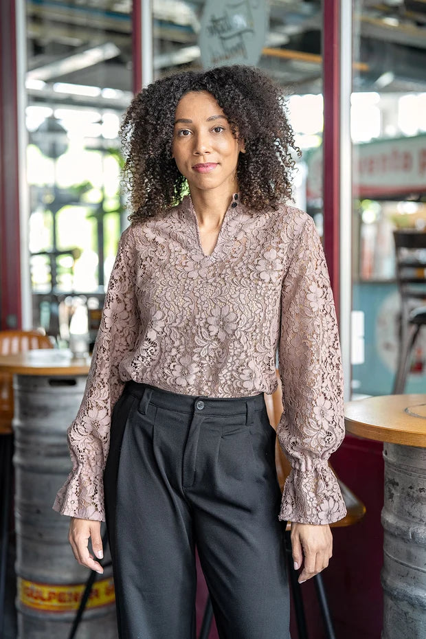 Damenbluse aus Spitze mit Blumenmuster und langen Ärmeln – Taupe