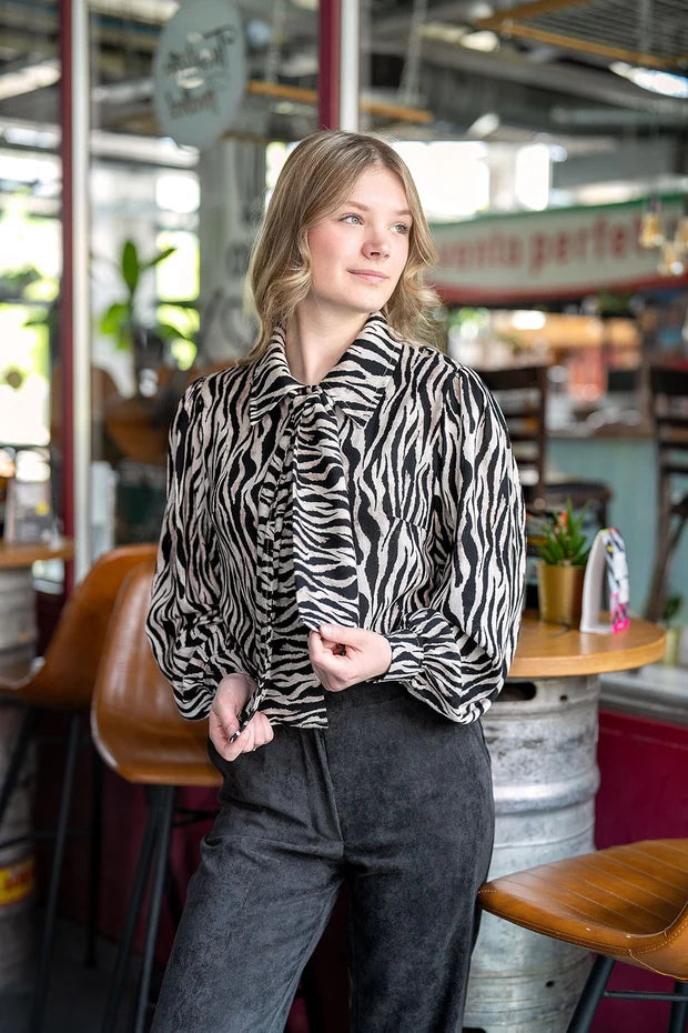 Viskose-Crêpe-Bluse mit Zebramuster, Schleife und Puffärmeln