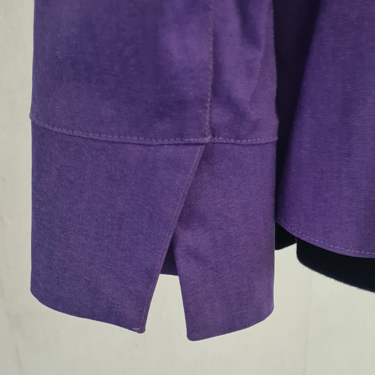 Handgemaakt paars damesjasje met knoopdetails – M