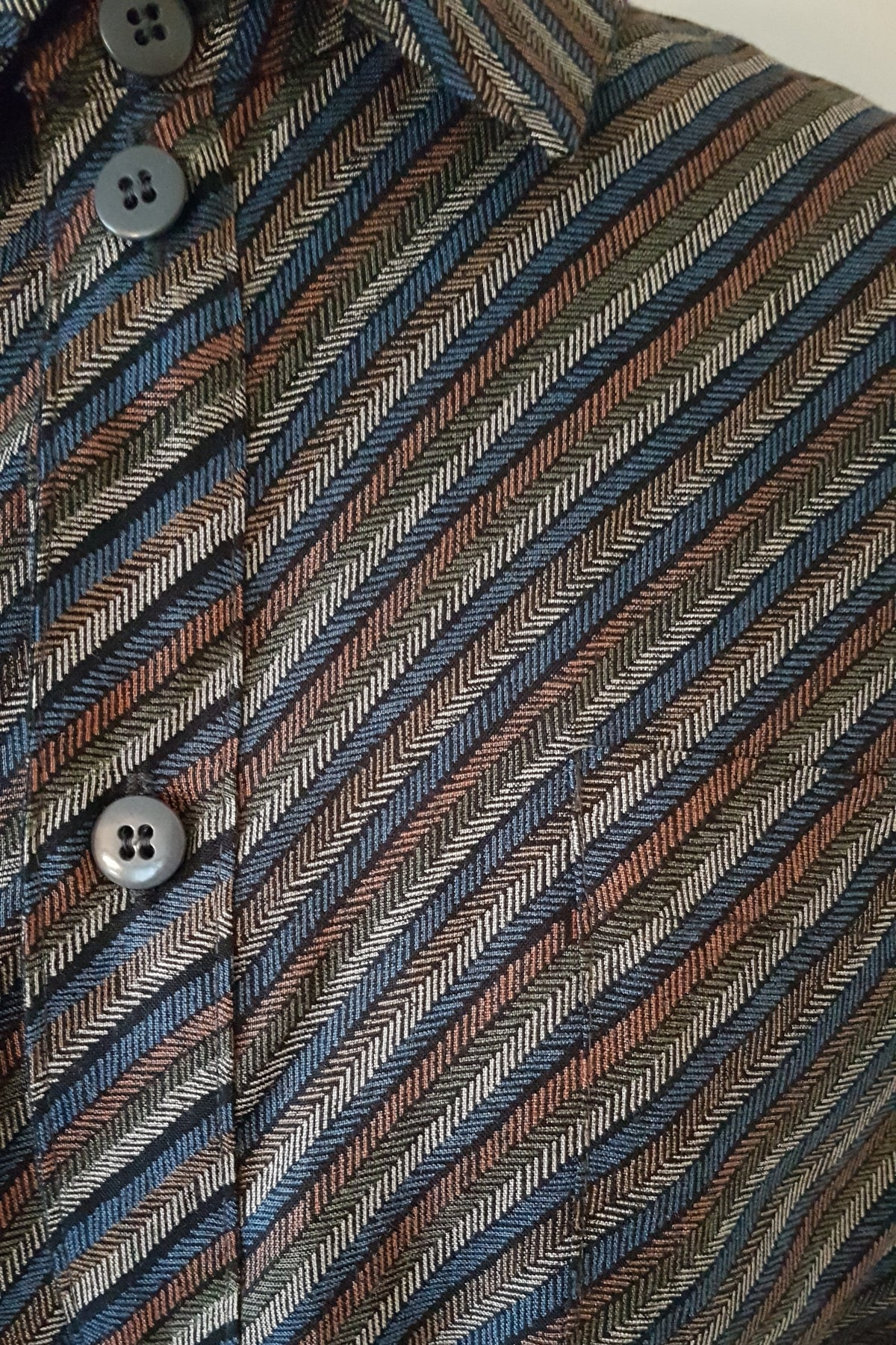 Herren-Langarmhemd – Diagonale Streifen | Grau/Blau/Braun