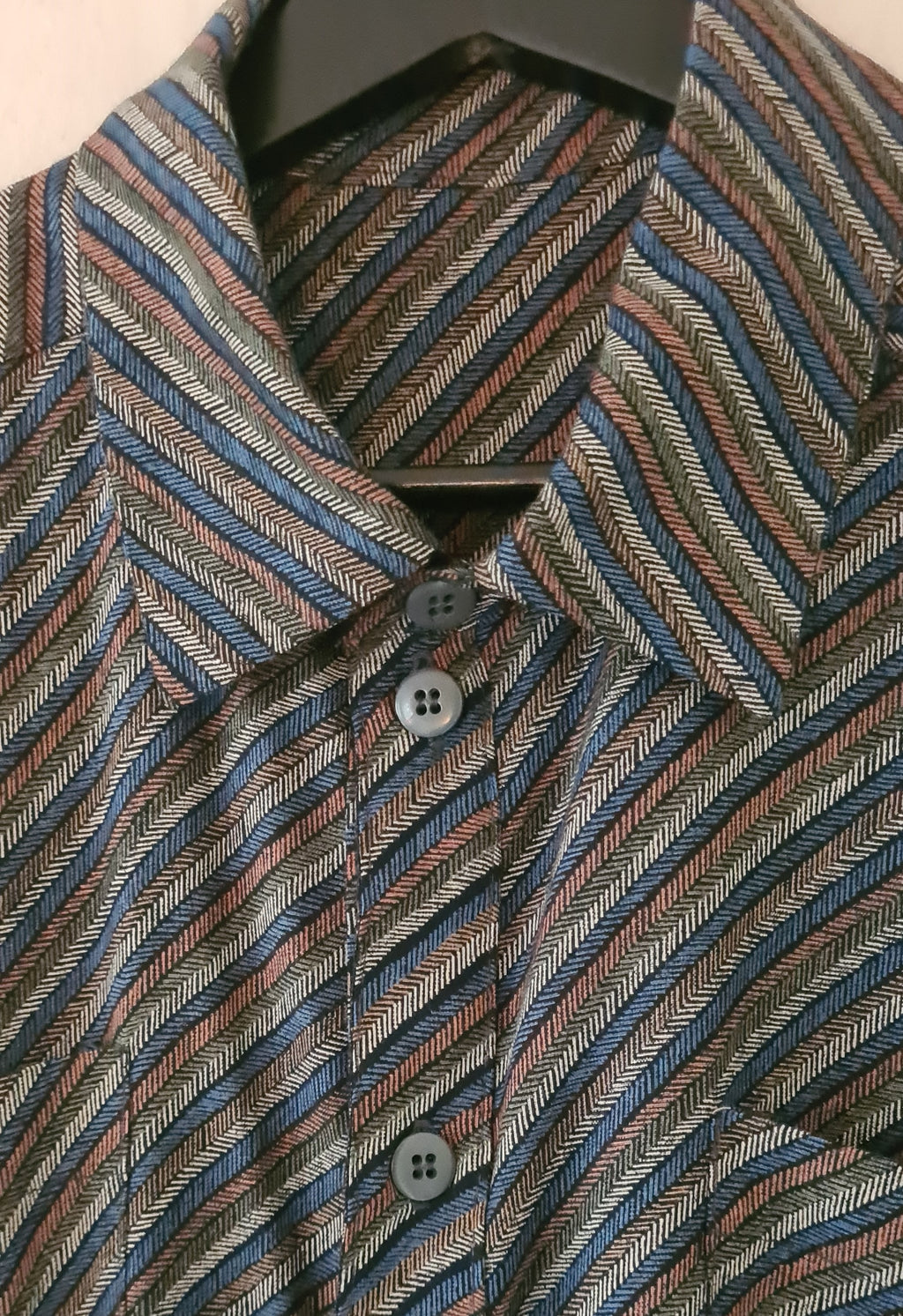 Herren-Langarmhemd – Diagonale Streifen | Grau/Blau/Braun