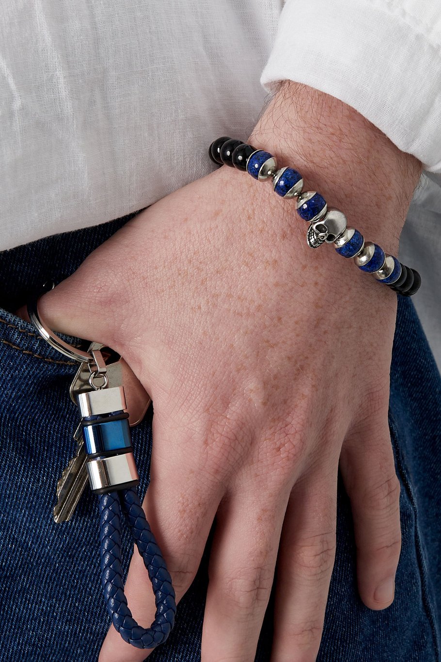 Herrenarmband mit Perlen und Totenkopf