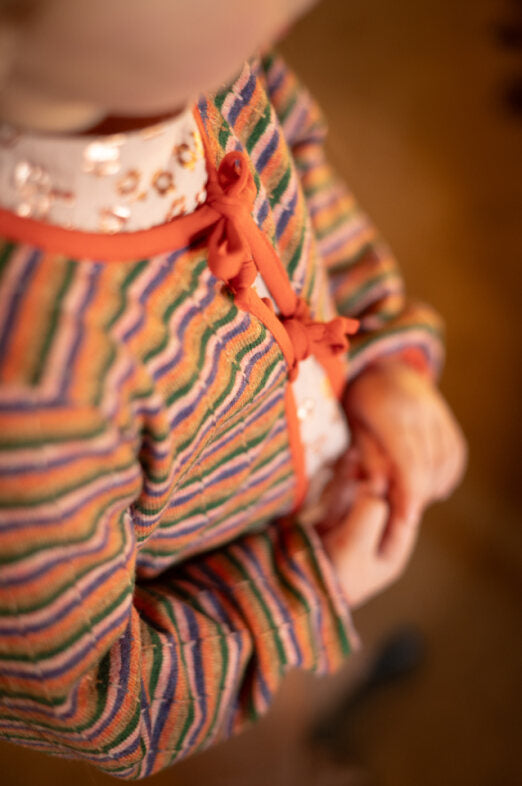 Meisjesvest Rosa met strepen en striksluiting
