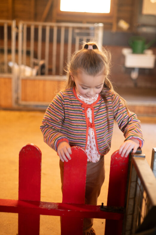 Meisjesvest Rosa met strepen en striksluiting