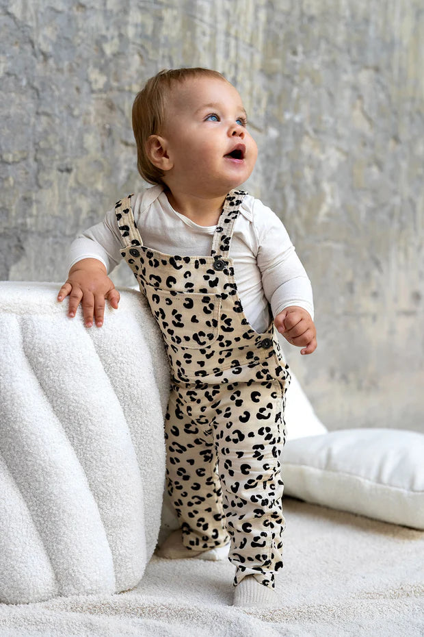 Baby Latzhose Cord Leopardenmuster – Salopette in Beige & Lachs | Größe 50-86