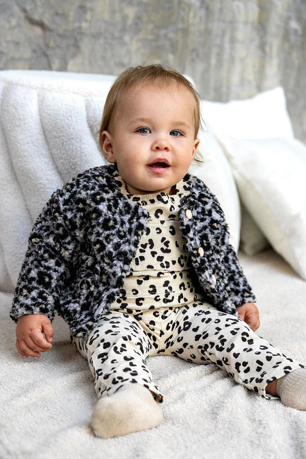 Baby Latzhose Cord Leopardenmuster – Salopette in Beige & Lachs | Größe 50-86
