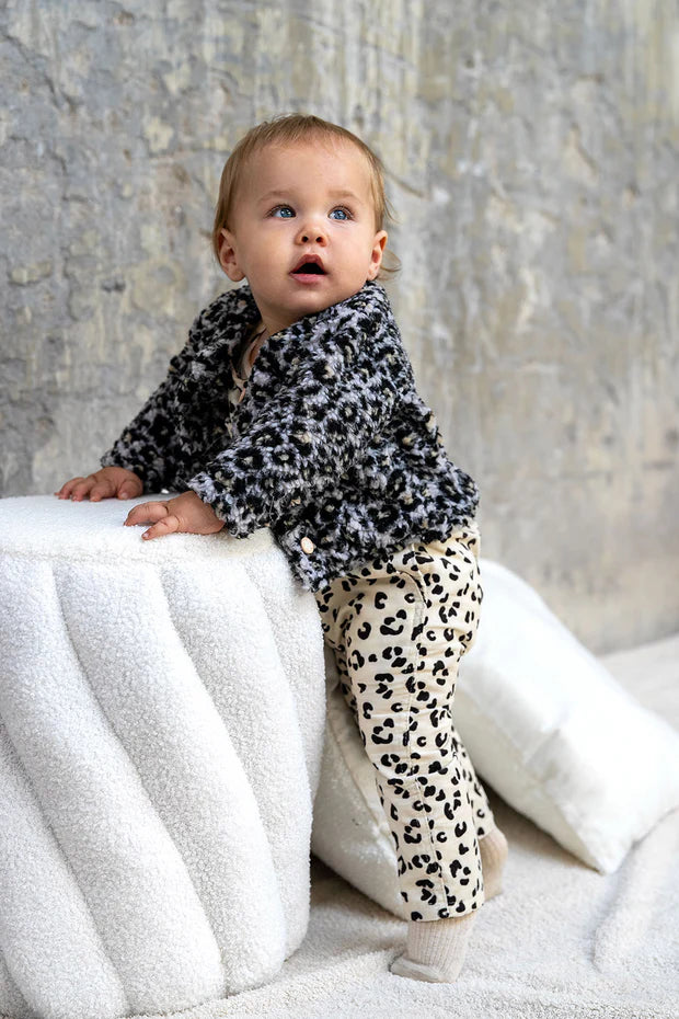 Baby Latzhose Cord Leopardenmuster – Salopette in Beige & Lachs | Größe 50-86