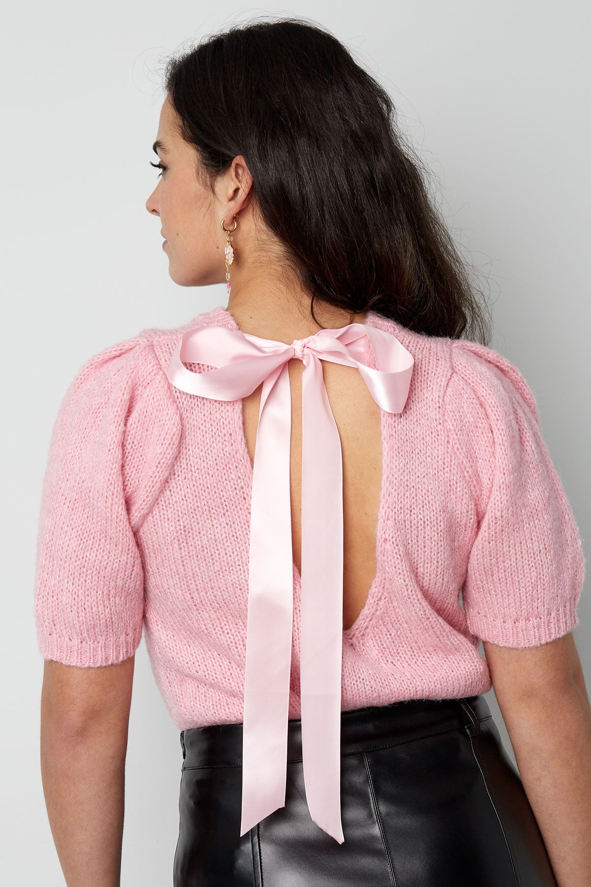 Nylon Vrouwen Korte Mouw Top Gebreid Achterknoop Ontwerp