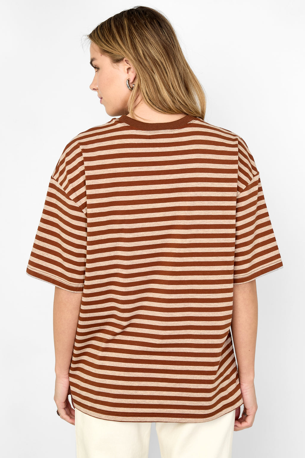 Het kleurrijke gestreepte T-shirt