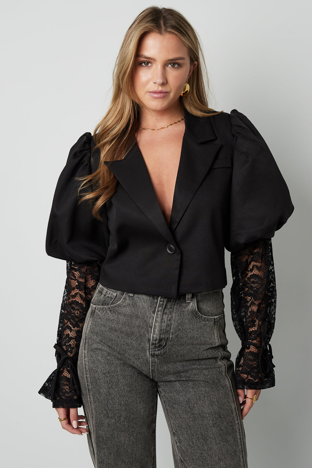 Trendy korte blazer met kant