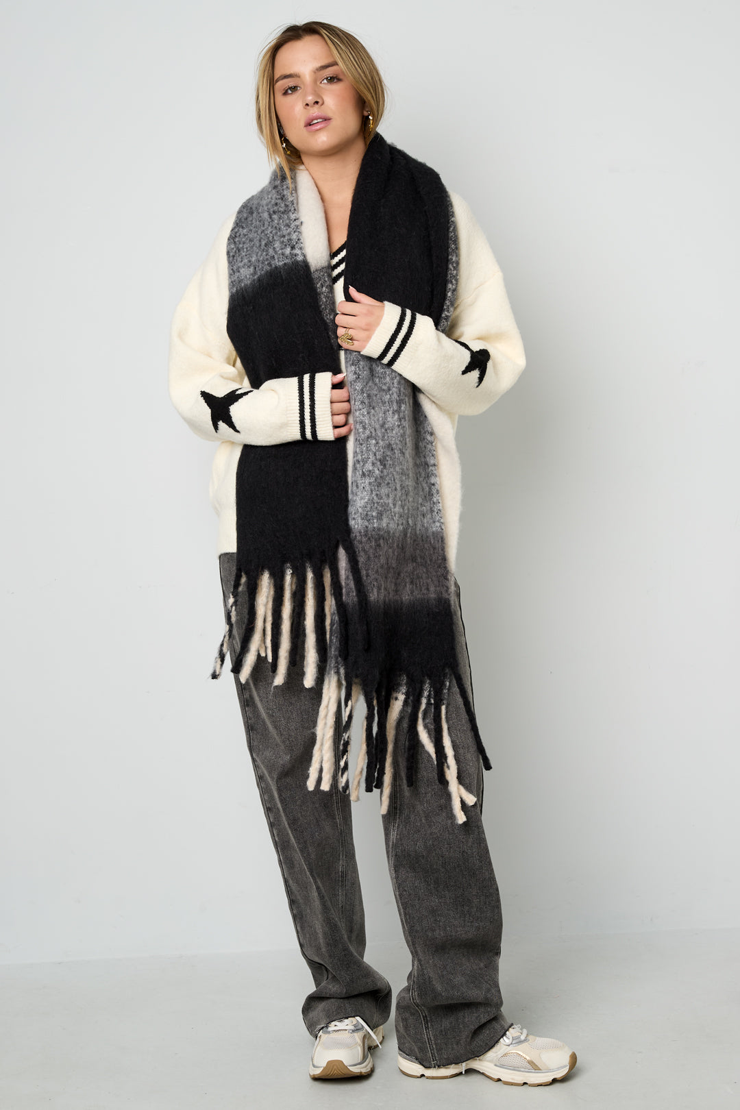 Stylish Women's Winter Scarf in Plaid & Solid Colors