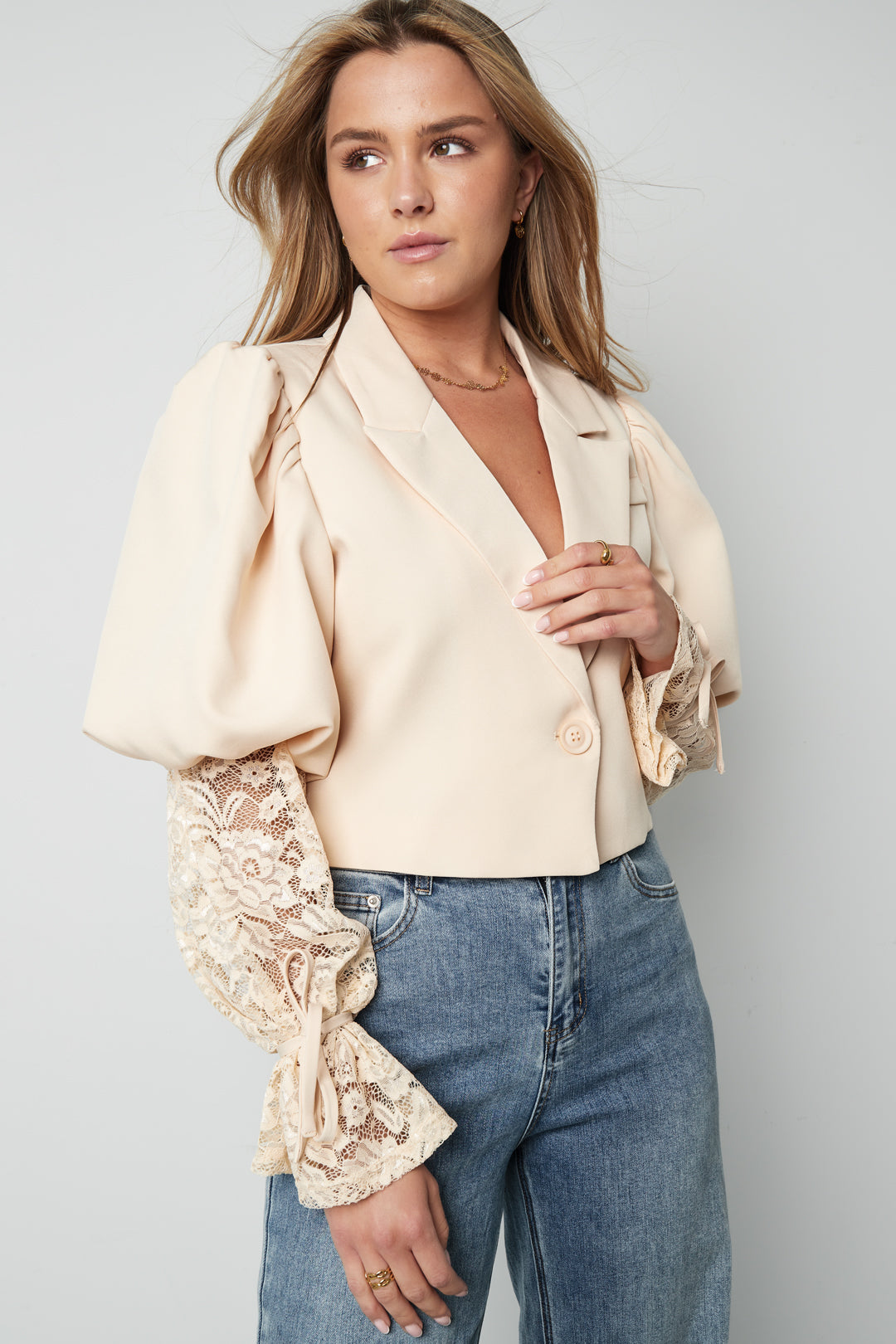 Trendy korte blazer met kant