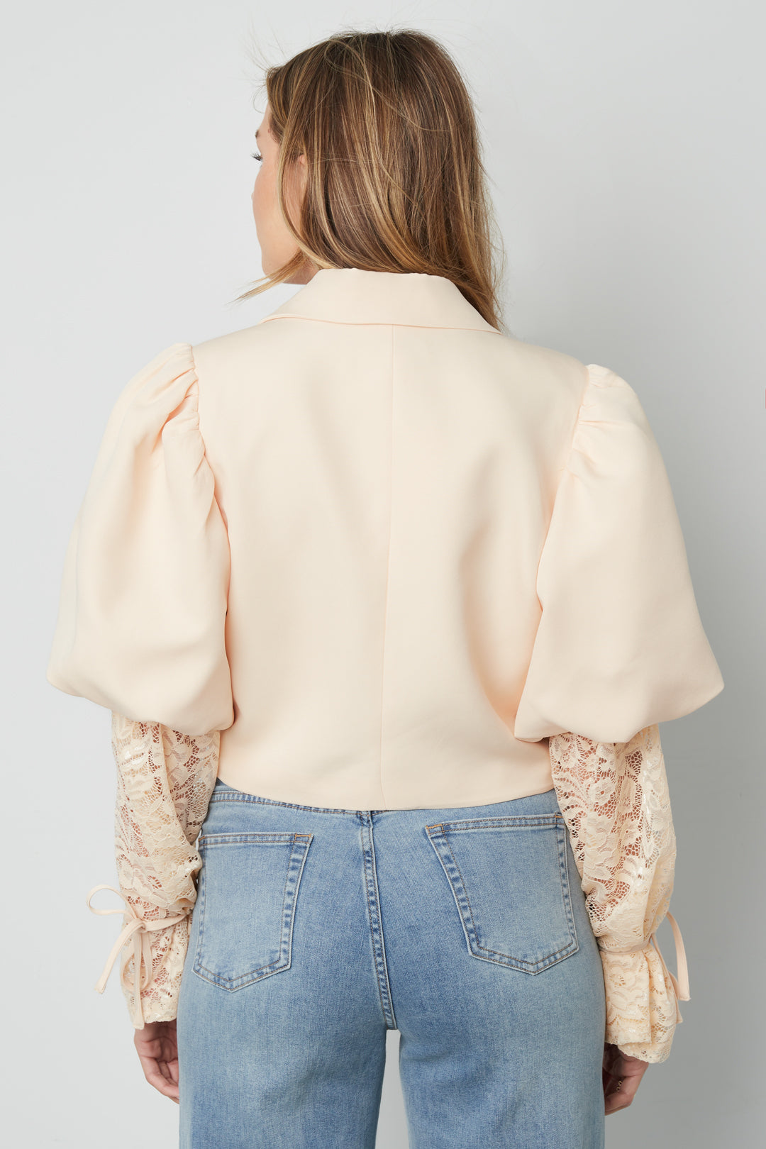 Trendy korte blazer met kant