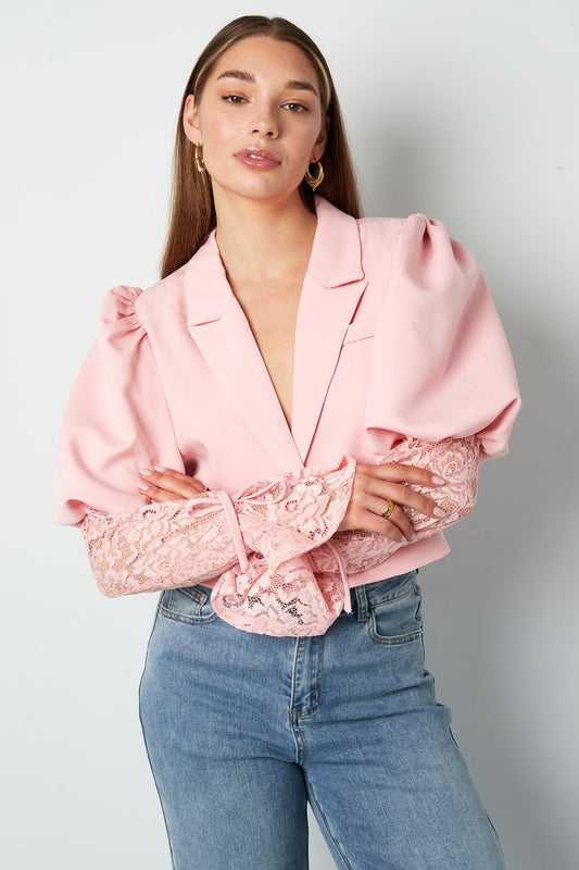 Trendy korte blazer met kant