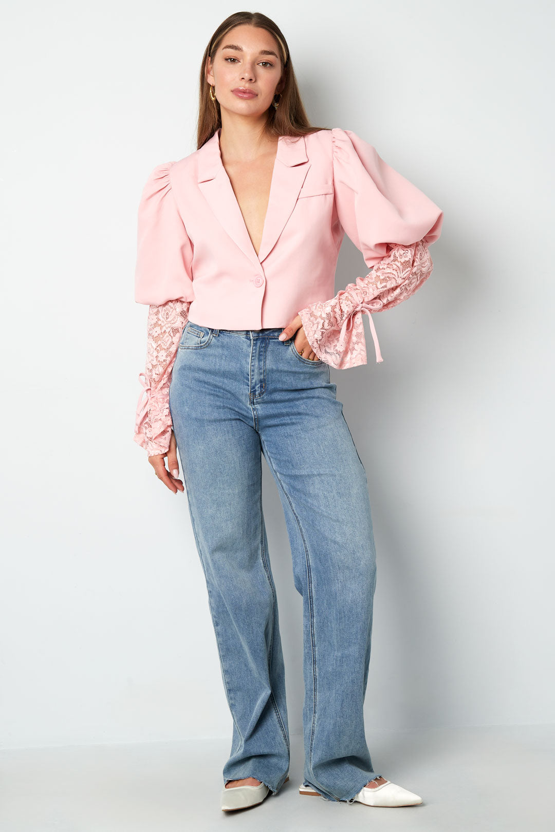 Trendy korte blazer met kant