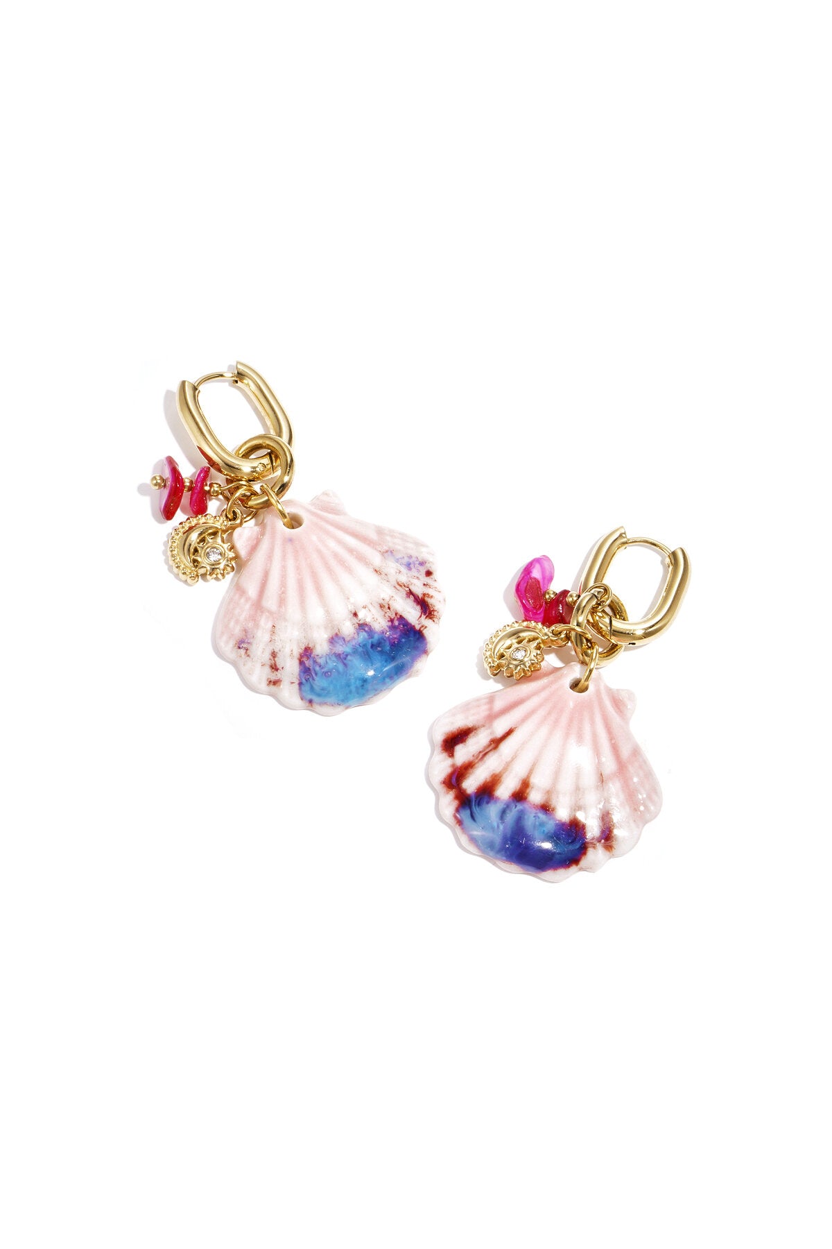 Oorbellen met grote schelp en kralen charms