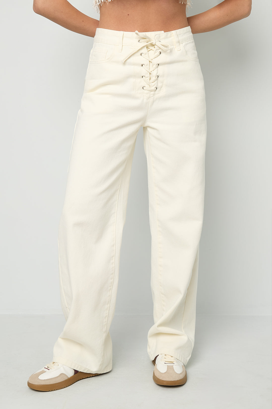 Jeans met vetersluiting