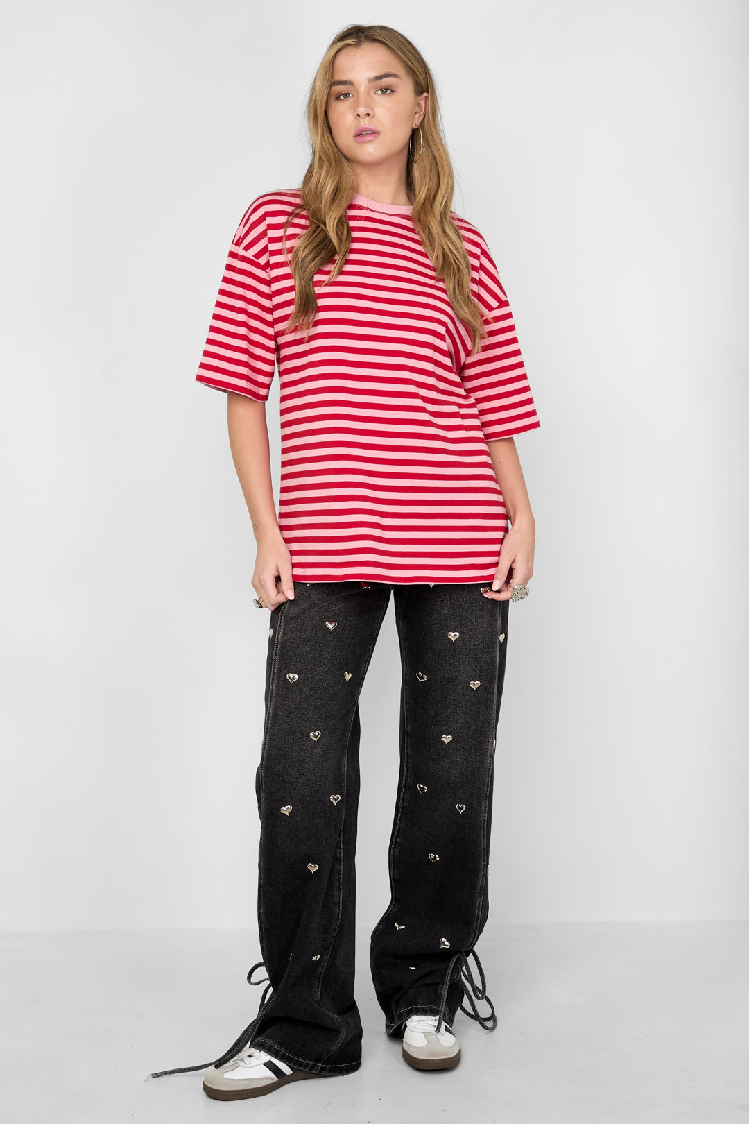 Het kleurrijke gestreepte T-shirt