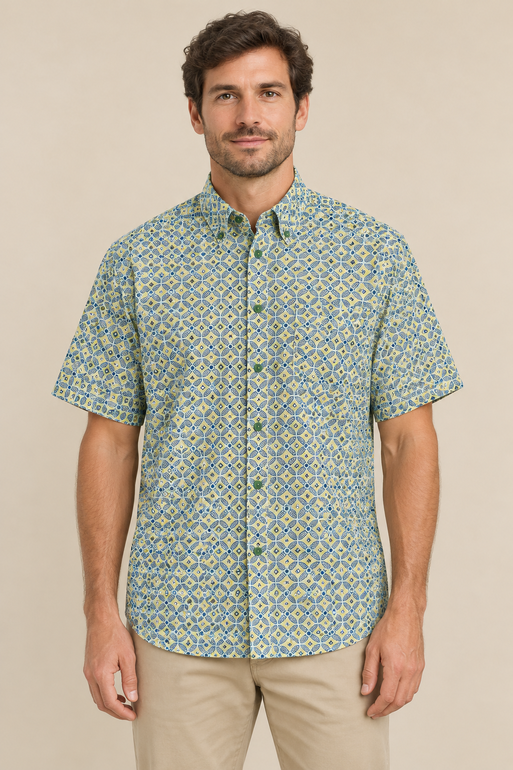 Mannelijk model in herenoverhemd met korte mouwen en geel-blauw-groene print