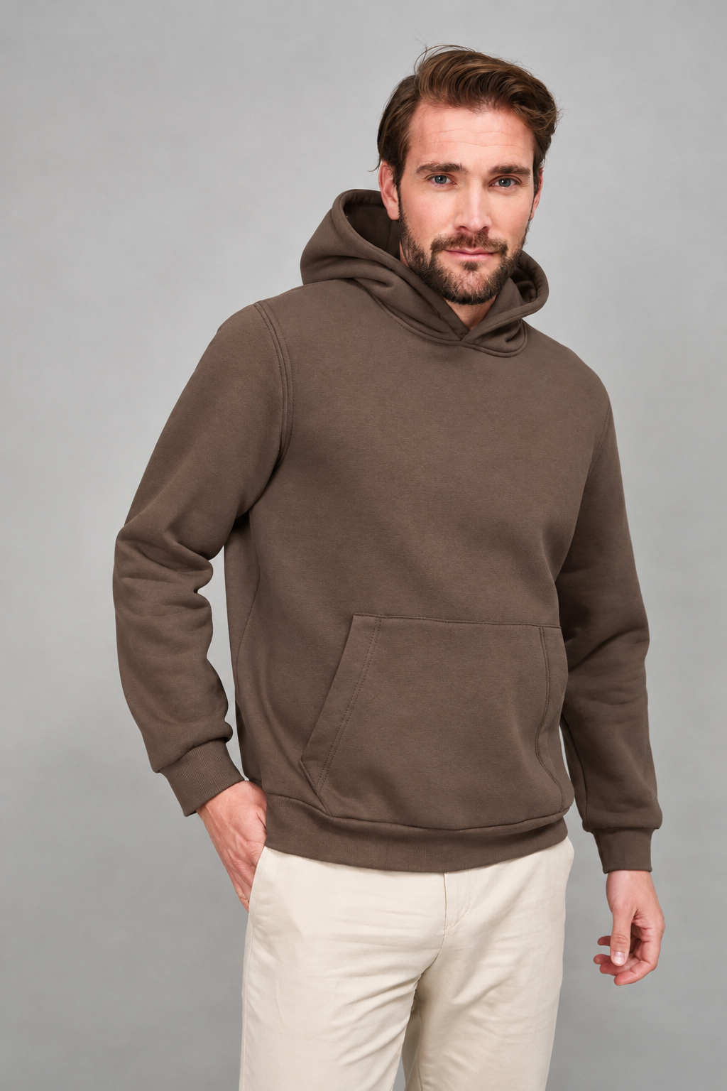 Mannelijk model met camel herenhoodie met capuchon en kangoeroezak