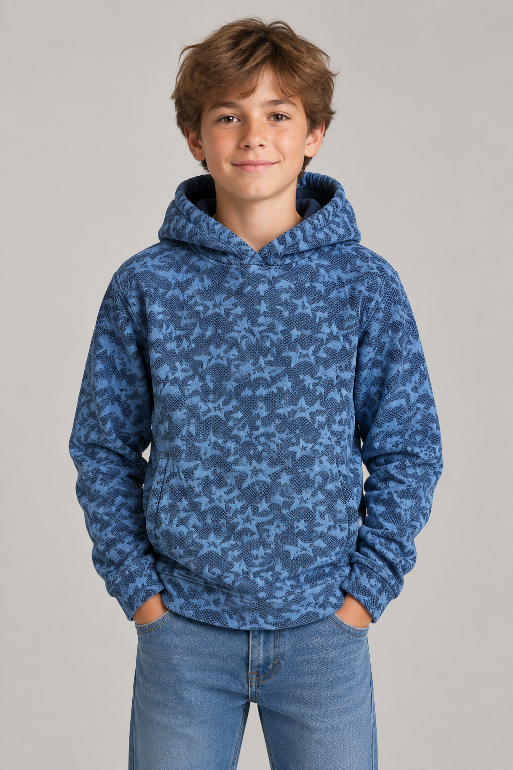 Jongen van ongeveer 12 jaar draagt een blauwe hoodie met sterren