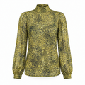 Groene chiffon blouse met panterprint en glad aangezette halsbies, ghost mannequin vooraanzicht