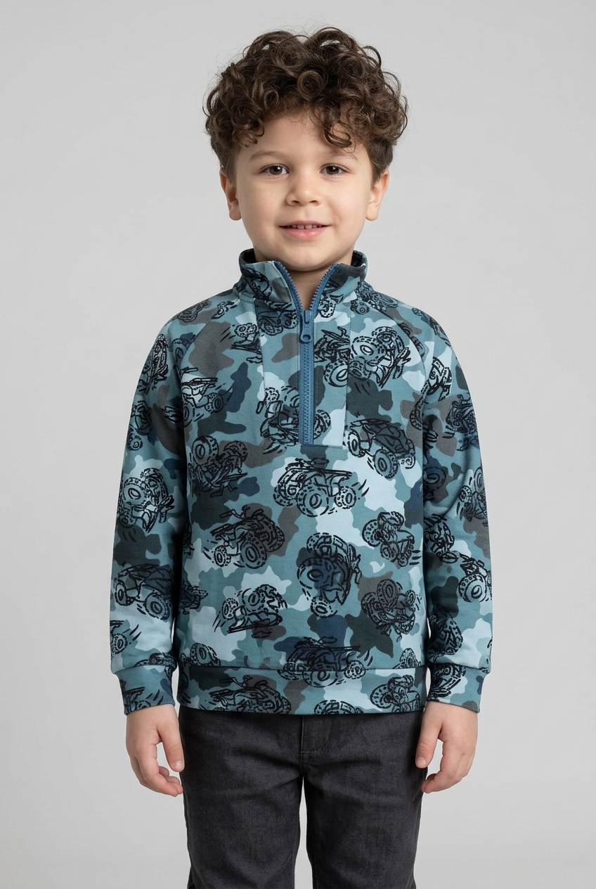Kindermodel met blauwe camouflage-trucksweater, voorzijde