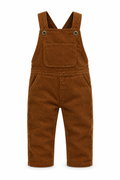 Camelbruine corduroy baby-tuinbroek met borstzak en schuine steekzakken op een witte achtergrond