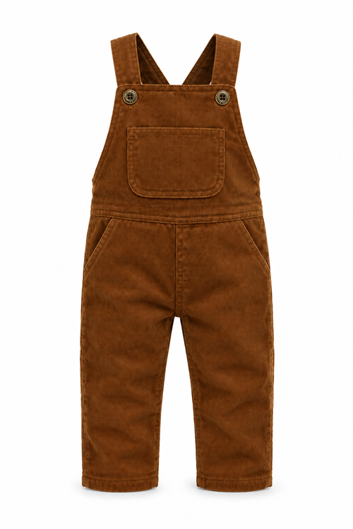 Camelbruine corduroy baby-tuinbroek met borstzak en schuine steekzakken op een witte achtergrond