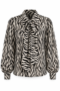 Damesblouse met zwart-ivoorkleurige zebraprint, grote strik en lange pofmouwen op een witte achtergrond